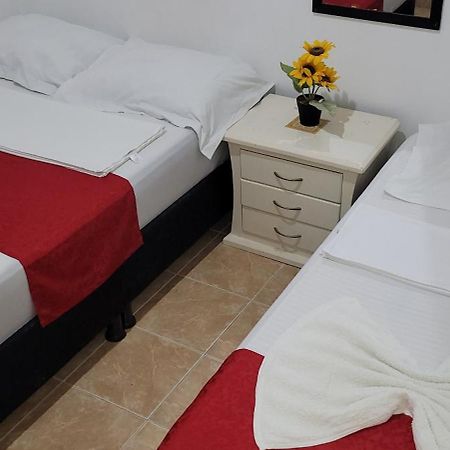 Hostal Villa Del Rio Las Brisas Villavieja Buitenkant foto