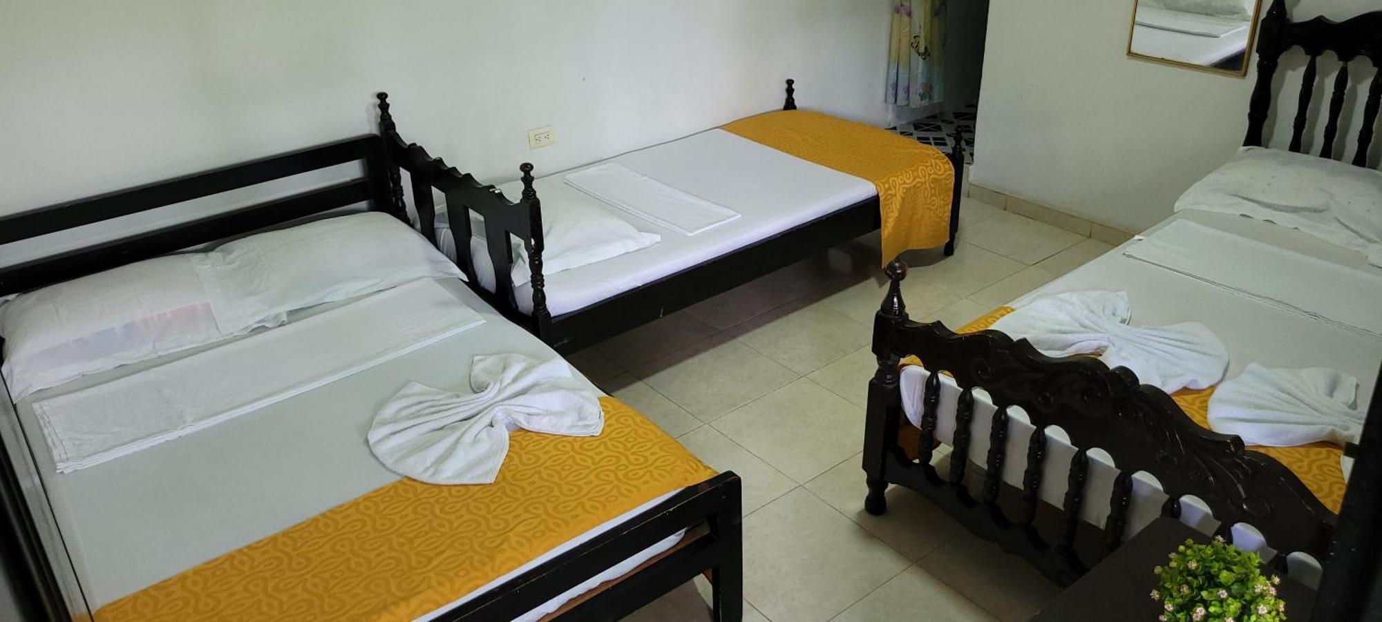 Hostal Villa Del Rio Las Brisas Villavieja Buitenkant foto