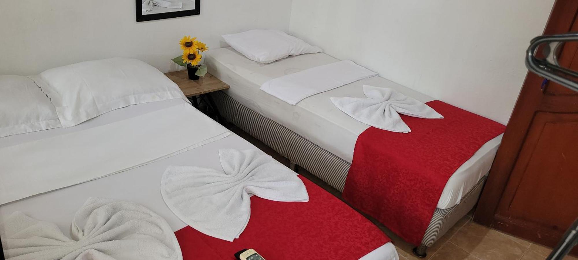 Hostal Villa Del Rio Las Brisas Villavieja Buitenkant foto
